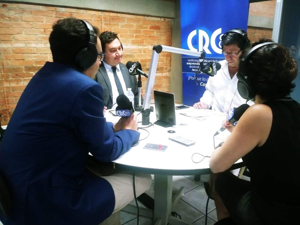 Entrevista para la emisora de radio CR 89.1, con Don Daguer Hernández y Funcionario de la OIM.